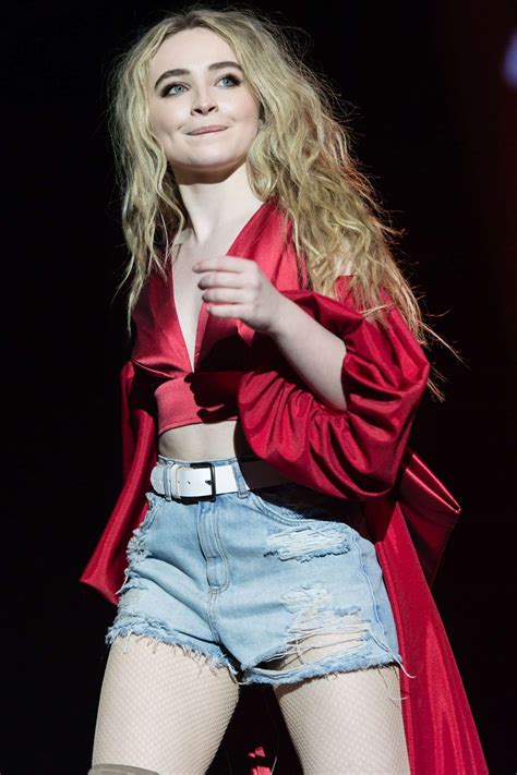 sabrina carpenter live performance.